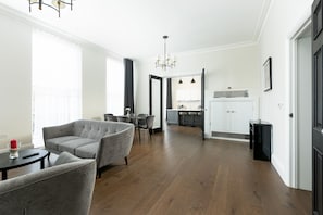 Appartement Premium | Coin séjour | TV connectée de 42 pouces avec chaînes numériques, télévision