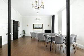 Premium-Apartment | Essbereich im Zimmer