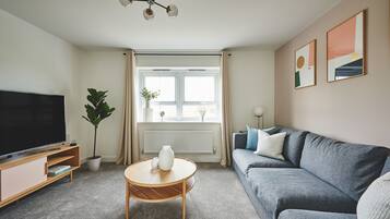 House, 3 Bedrooms | Living area | 55-inch Smart TV with digital channels, TV, Netflix