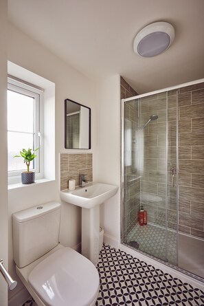 Casa, 3 habitaciones | Baño | Secadora de cabello, toallas, shampoo, papel de baño 