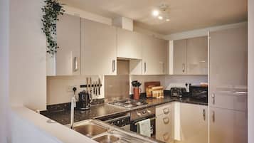 House, 3 Bedrooms | Private kitchen | Full-sized fridge, microwave, oven, stovetop
