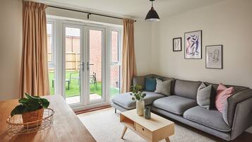 House, 3 Bedrooms | Living area | 55-inch Smart TV with digital channels, TV, Netflix
