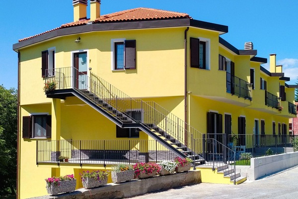 Himmel, Pflanze, Fenster, Gebäude, Eigentum, Haus, Gelb, Urban Design, Fassade, Treppe