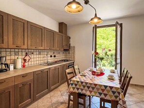 Ofen, Geschirrspüler, Hochstuhl, Gefrierschrank