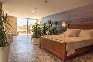 Deluxe Penthouse | Individually decorated, desk, laptop workspace, soundproofing - 39 St. George (Victoria)