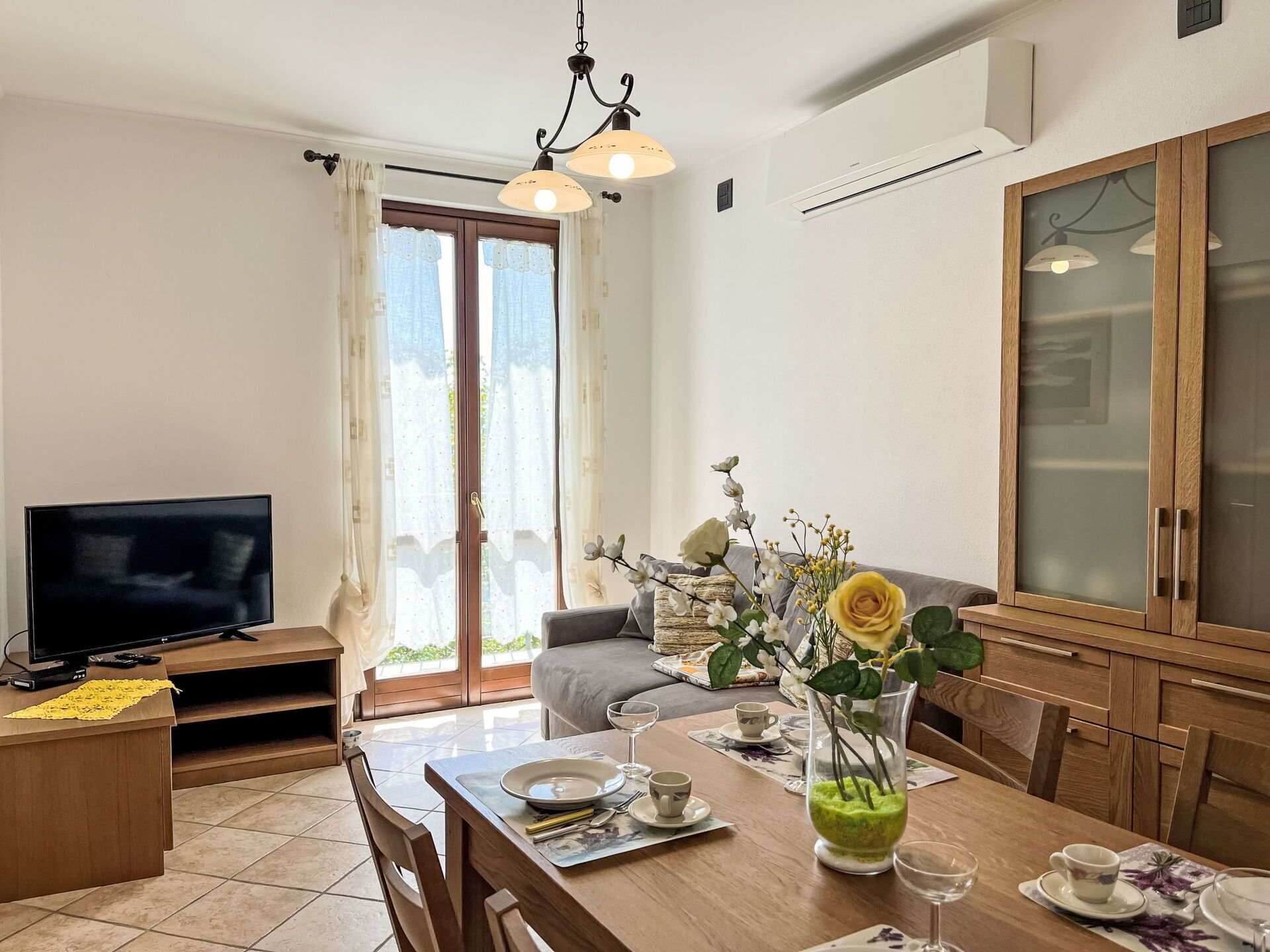 Tabelle, Möbel, Eigentum, Geschirr, Cabinetry, Holz, Interior Design, Beleuchtung, Pflanze, Gebäude