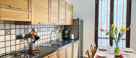 Ofen, Geschirrspüler, Hochstuhl, Gefrierschrank