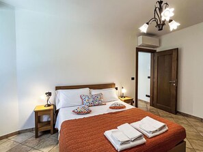 1 bedroom, iron/ironing board, travel crib, free WiFi - Cosy apartment for 4 people with WIFI, TV, patio, pets allowed and panoramic view (Savona)