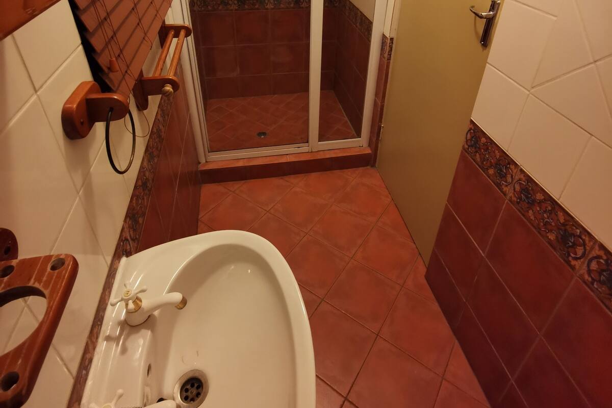 Standard-Doppelzimmer | Badezimmer | Dusche, Designer-Toilettenartikel, Handtücher, Seife