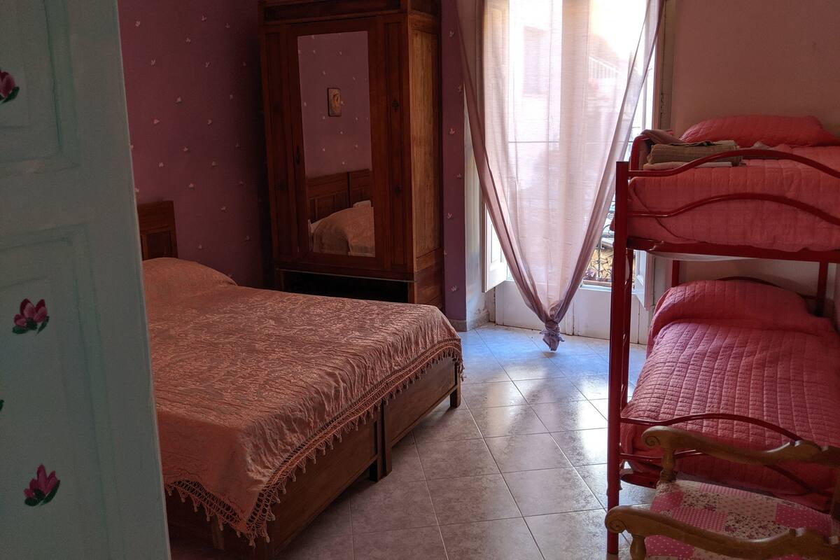 Individually decorated, bed sheets