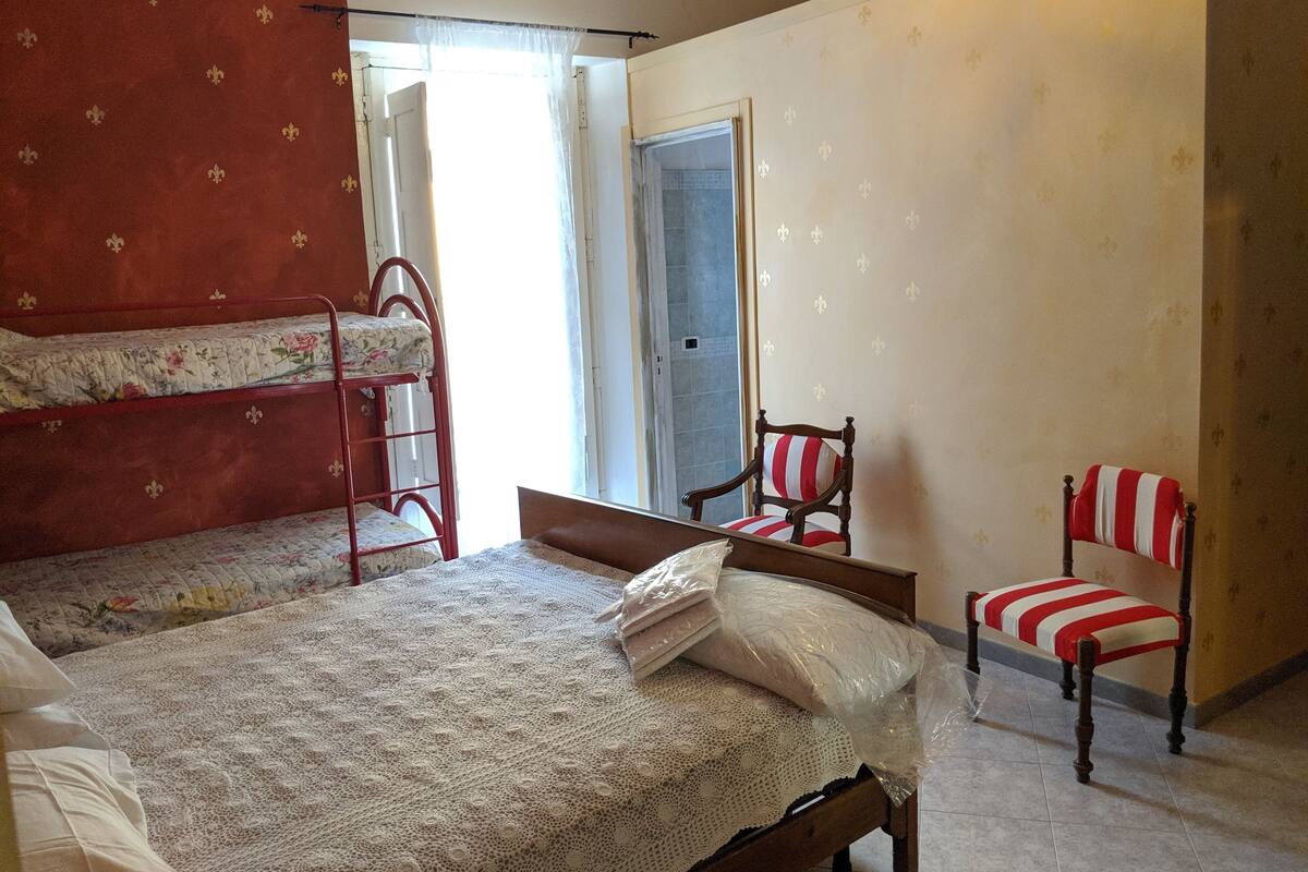 Individually decorated, bed sheets