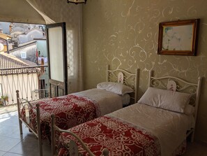 Individually decorated, bed sheets