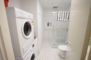 Bathroom - East End CBD Apt-2 Queen beds+sofa bed+smart tv (Adelaide)