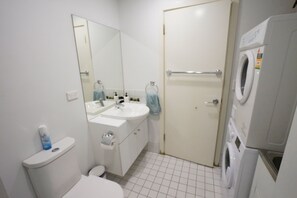 Douche, sèche-cheveux, serviettes fournies, savon