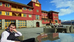 A red and yellow building with a sign reading "JSSLI HOTEL". - Fossli Hotel (Eidfjord)