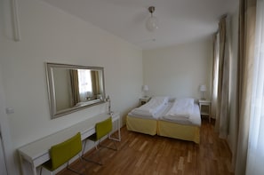 Chambre Double ou avec lits jumeaux | Ameublement personnalisé, draps fournis