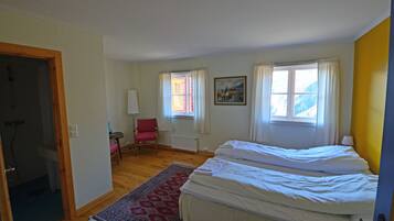 Chambre Double ou avec lits jumeaux | Ameublement personnalisé, draps fournis