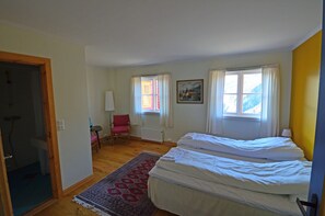 Doppel- oder Zweibettzimmer | Individuell eingerichtet, Bettwäsche