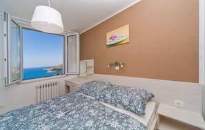 Una scrivania, insonorizzazione, Wi-Fi gratuito, lenzuola