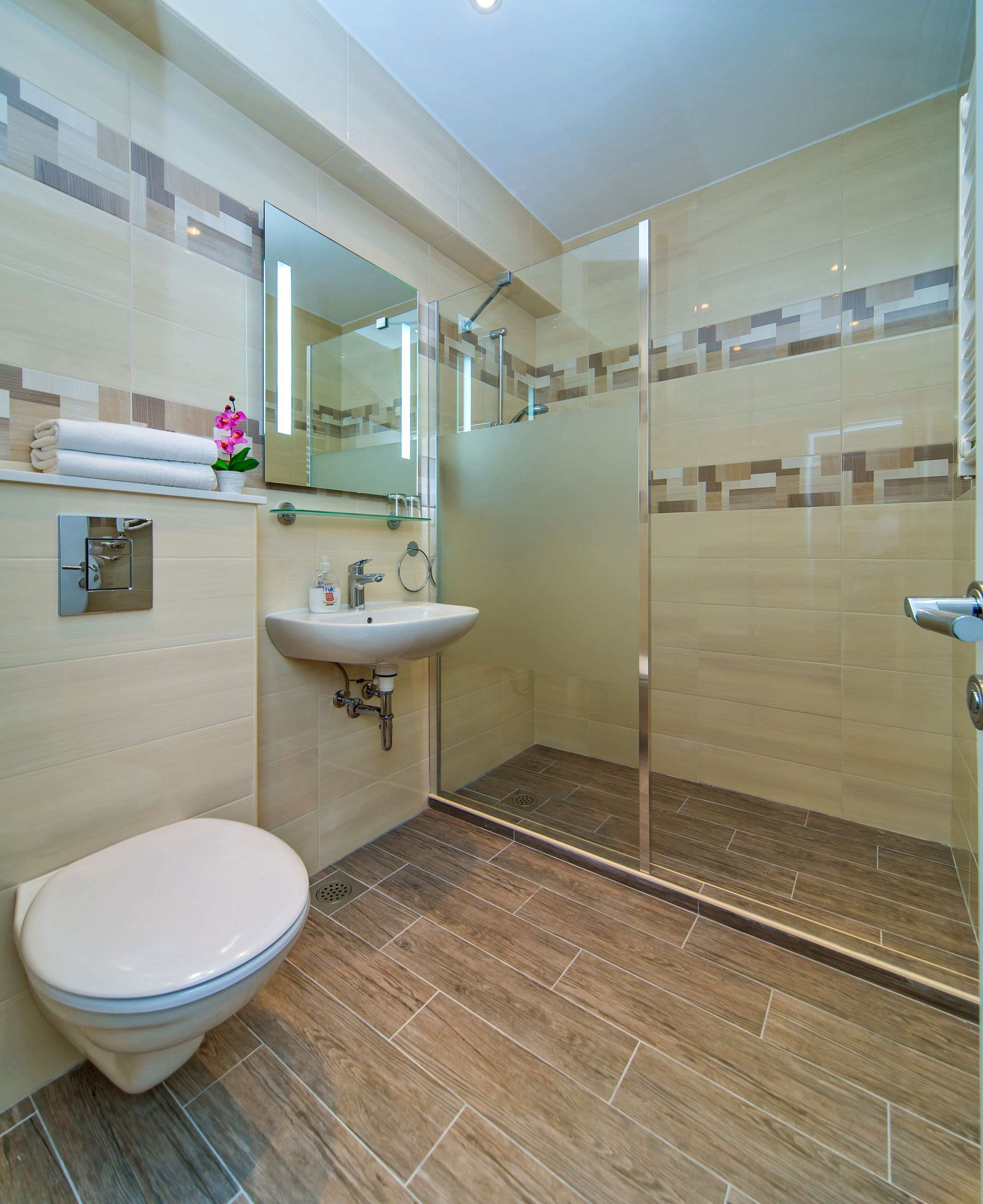 毛巾、肥皂、卫生纸