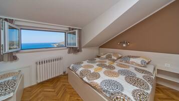 Desk, soundproofing, free WiFi, bed sheets