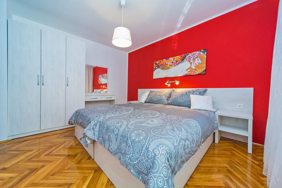 Desk, laptop workspace, free WiFi, bed sheets