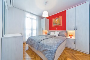 Desk, laptop workspace, free WiFi, bed sheets