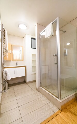 Loft Deluxe, 2 habitaciones | Baño | Tina y regadera independientes y amenidades de baño de diseñador 