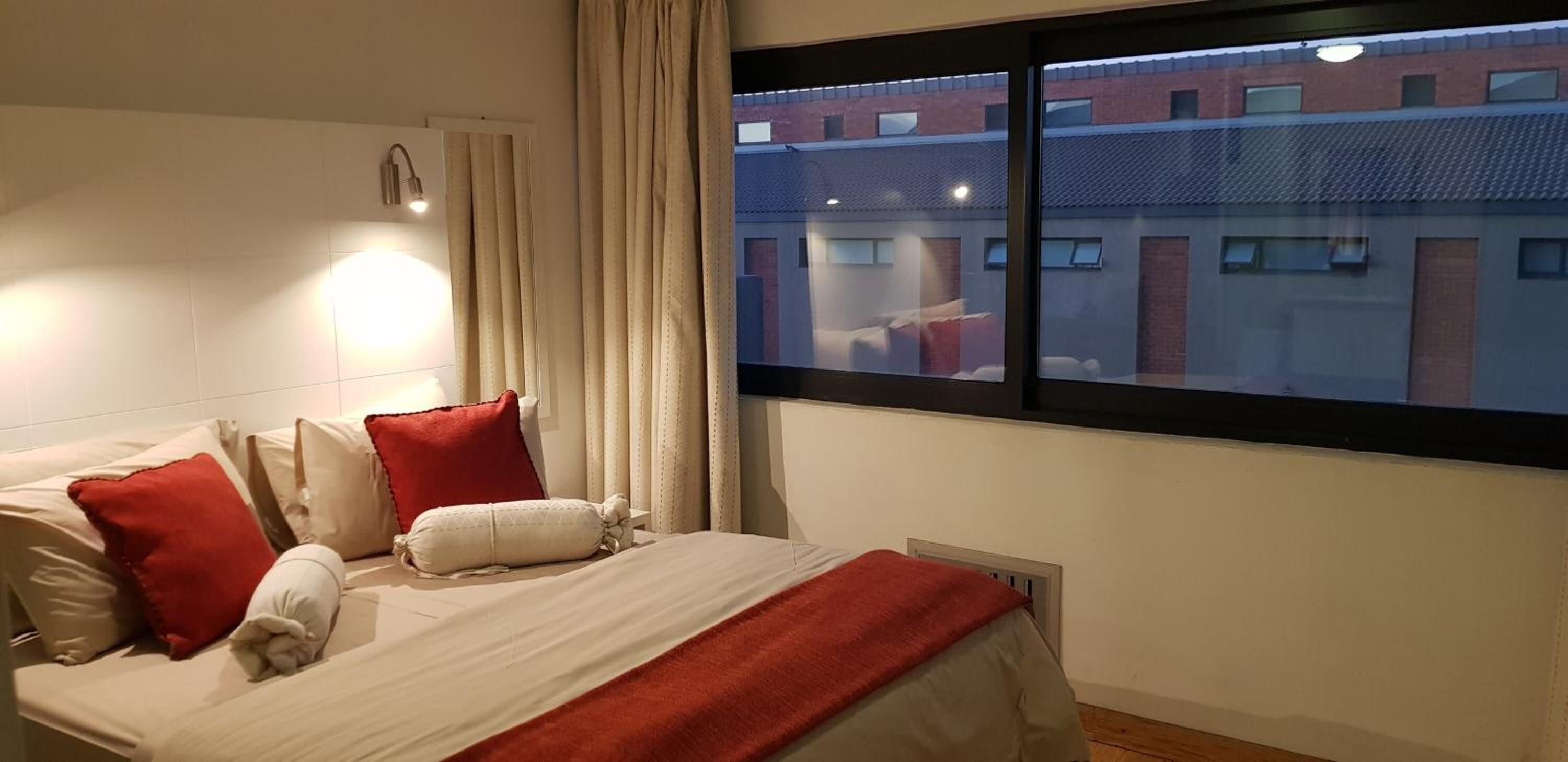 Safe på rommet, individuelt dekorert, individuelt innredet og skrivebord