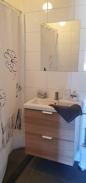 Studio Confort, 1 grand lit, non-fumeur, rez-de-chaussée | Salle de bain