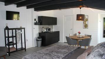 Studio | Wohnbereich | 60-Zoll-Flachbildfernseher mit Digitalempfang, Fernseher