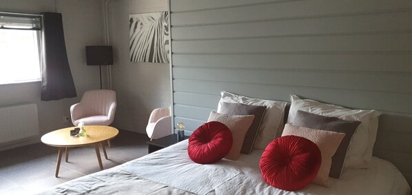 أغطية فراش متميزة وميني بار وخزنة داخل الغرفة وطراز فريد لكل وحدة