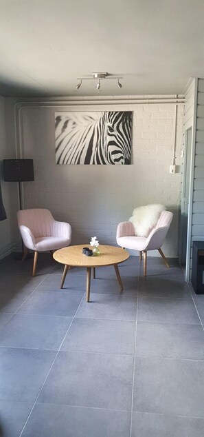 إستديو مريحة - سرير كبير - لغير المدخنين - في الطابق الأرضي | أغطية فراش متميزة وميني بار وخزنة داخل الغرفة وطراز فريد لكل وحدة