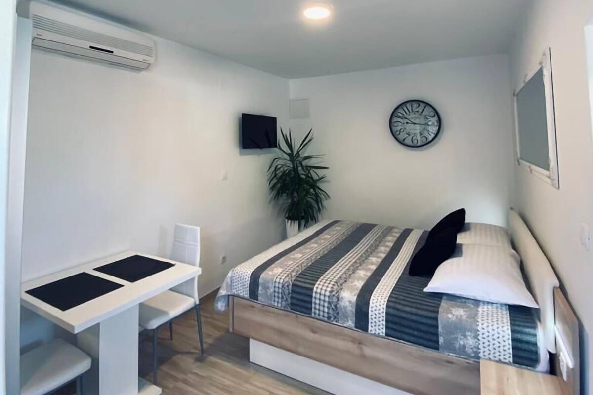 Studio, Terrace | Iron/ironing board, free WiFi, bed sheets