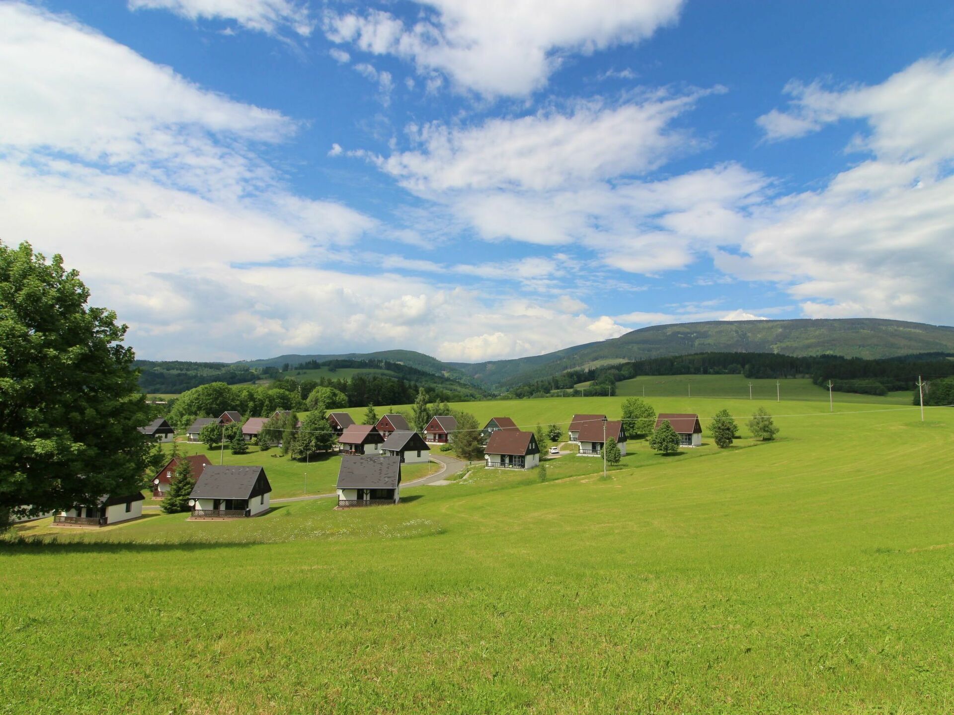 Nuage, Ciel, Plante, Paysage Naturel, Arbre, Montagnes, Maison, Lot Terre, Cumulus, Herbe