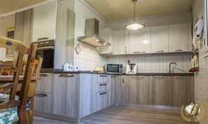 Kühlschrank, Mikrowelle, Ofen, Geschirrspüler