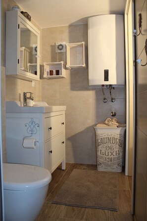Appartement, 1 slaapkamer | Badkamer | Een douche, een regendouche, een haardroger, handdoeken