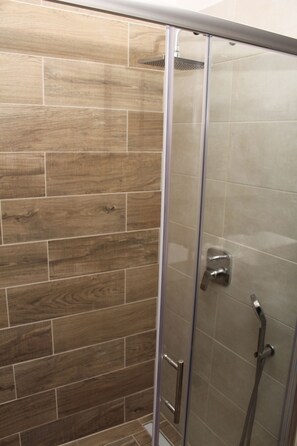 Shower, rainfall showerhead, hair dryer, towels - Casa Karuza (Pag)