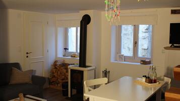 Lejlighed - 1 soveværelse | Opholdsområde | 40-centimeters fladskærms-tv med kabelkanaler, tv, pejs