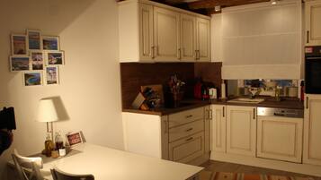 Lejlighed - 2 soveværelser | Privat køkken | Køleskab/fryser i fuld størrelse, ovn, kogeplade, espressomaskine