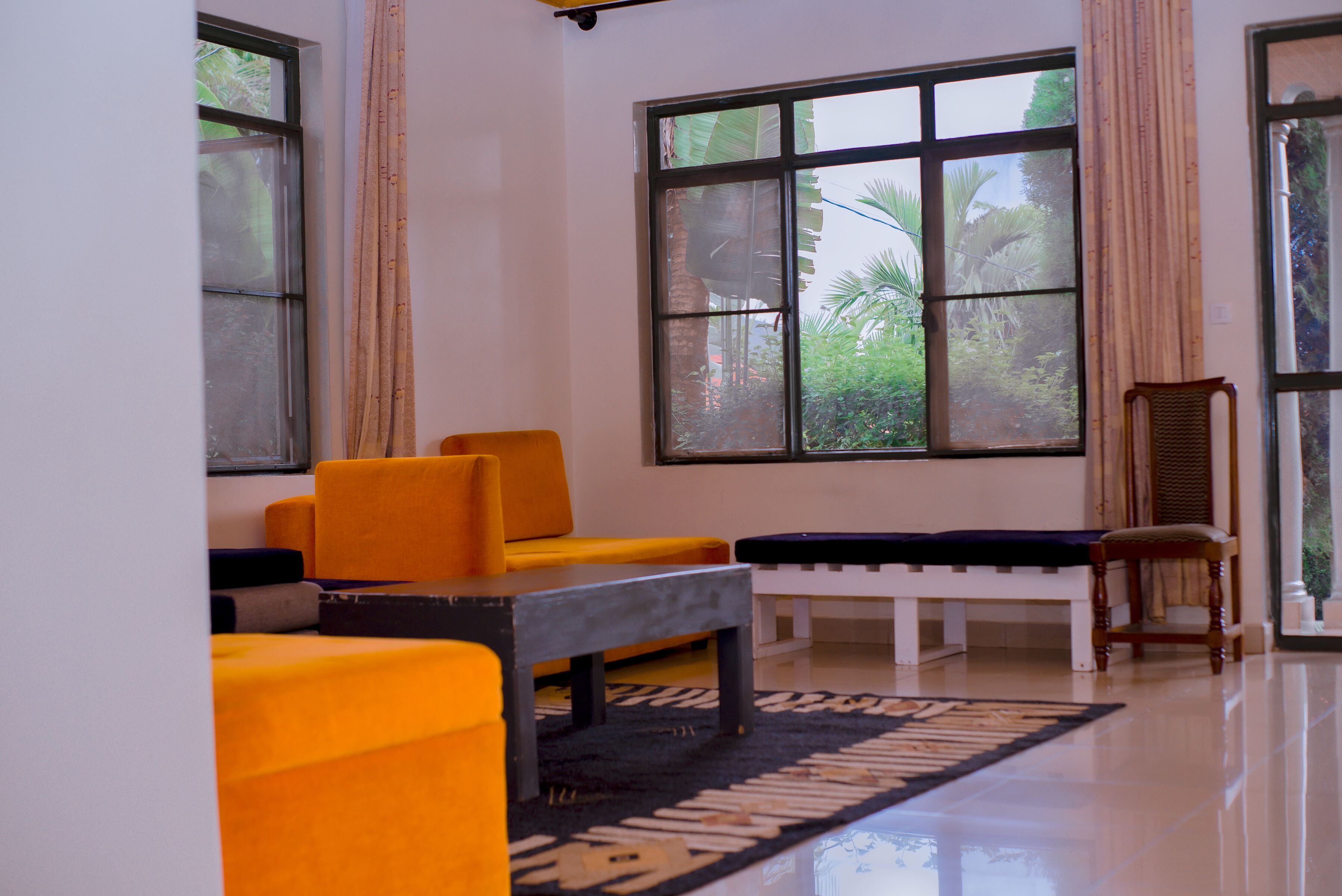 Una televisión de pantalla plana, una chimenea, una tableta