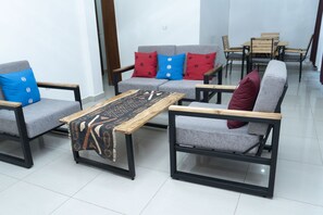 24-inch flat-screen TV with satellite channels, TV, fireplace - Green View Apart Hotel (Kigali)