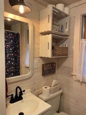 淋浴设施、毛巾、肥皂、卫生纸