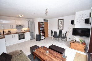 Apartment, 1 Schlafzimmer | Wohnbereich | Flachbildfernseher