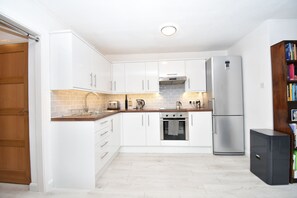 Apartment, 1 Bedroom | Private kitchen | Full-sized fridge, oven, stovetop, electric kettle - Bright 1 Bedroom Apartment Kings Cross (London)