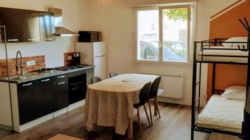 Familie studio (Le Vintage) | Privékitchenette | Een koelkast, een microgolfoven, een oven, een kookplaat