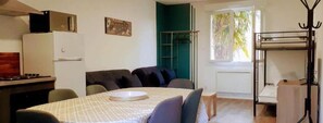 Fridge, microwave, oven, stovetop - Résidences du Palmier (Saint-Laurent-sur-Sevre)