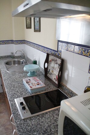 Frigorifero, microonde, forno, piano cottura