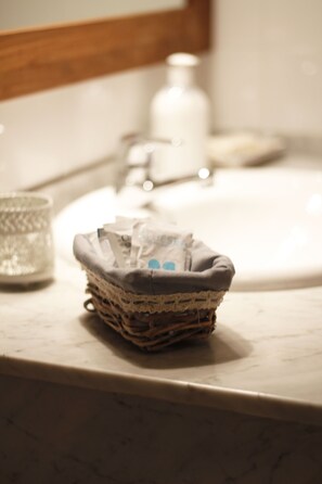 Ducha, secador de pelo, toallas y jabón