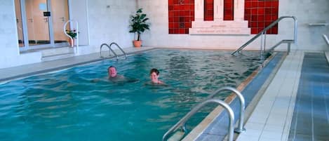 Piscine couverte, chaises longues